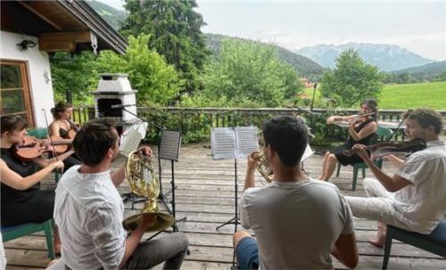 Heiter beschwingte Musik vor der Kulisse des Wilden Kaisers. Foto Kirchner