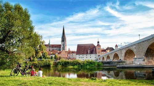 Hinaus aus der Stadt und hinein in die Natur: Das Regensburger Land, das die Metropole des Mittelalters umgibt, ist längst mehr als ein Geheimtipp für einen unvergesslichen Urlaub auf zwei Rädern. Foto TVO/Bauer