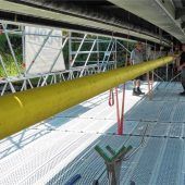 Rohr unterhalb der Fußgängerbrücke verlegt