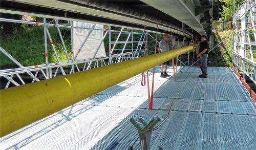 Im Einsatz: Marek Szczepinski (links), Chef der Firma RAS-Industrie, mit seinem Schweißer Alexij Segele. Foto Riediger