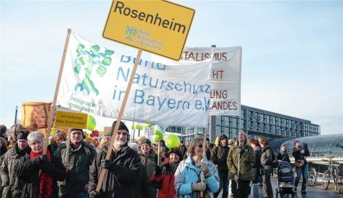 Im Jahr 2011 nahm die Kreisgruppe Rosenheim des Bund Naturschutz bei einer „Wir haben es satt!“-Demonstration in Berlin teil – gegen Gentechnik, Tierfabriken und Dumping-Exporte sowie für die Agrarwende. Der damalige Vorsitzende Ernst Böckler hält das Schild mit der Aufschrift Rosenheim. Foto Bund Naturschutz