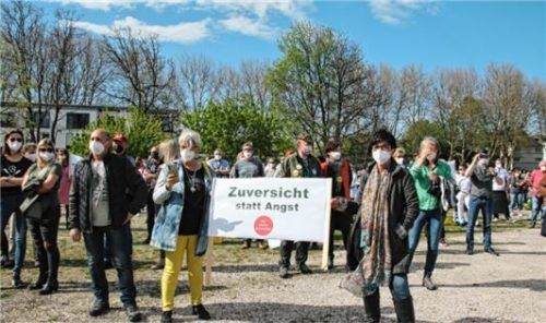 Im Rosenheimer Mangfallpark veranstaltete die Initiative Ende April eine Kundgebung gegen die geltenden Corona-Beschränkungen. Foto  Kirschner