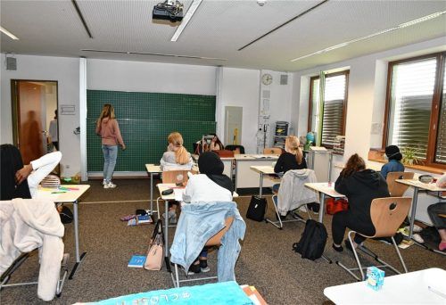 In der Grund- und Mittelschule Fürstätt in Rosenheim herrscht am ersten Schultag nach den Pfingstferien wieder Vollbetrieb. Auf dem Foto unterrichtet Lehrerin Lora Nünke ihre neunte Klasse. Foto Schlecker