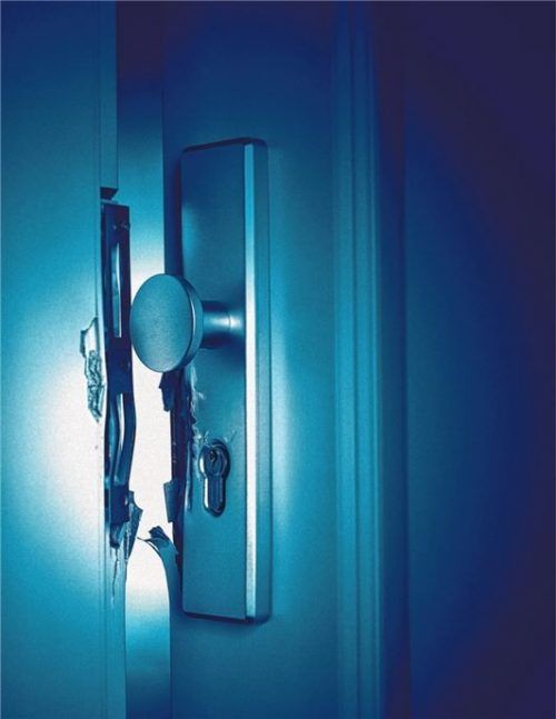 In Deutschland wird durchschnittlich alle zwei Minuten eingebrochen. Um Bevölkerung und Gewerbetreibende auf Gefahren aufmerksam zu machen wurde die „Nicht bei mir! – Initiative für aktiven Einbruchschutz“ ins Leben gerufen. Verbände aus der Sicherheitswirtschaft zeigen gemeinsam mit der Polizei wie man sich wirkungsvoll schützen kann. Mehr Informationen unter www.nicht-bei-mir.de.