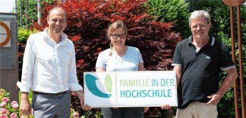 Kanzler Oliver Heller (von links), Professor Dr. Petra Bauer, Leiterin des Familienbüros, und Professor Heinrich Köster, Präsident der TH Rosenheim, wollen mit dem Beitritt zur Charta „Familie in der Hochschule“ eine familienfreundliche Infrastruktur schaffen.Foto TH Rosenheim
