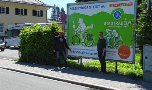 Kolbermoors Zweiter Bürgermeister Dieter Kannengießer mit Mobilitätsmanagerin Veronika Winkler an der riesigen Werbetafel für das Stadtradeln in Kolbermoor. Foto Stadtmarketing