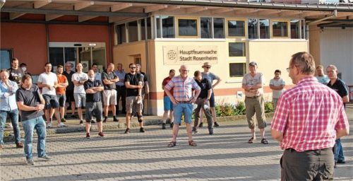Kommandant Hans Meyrl (rechts im Vordergrund) begrüßte nach sieben Monaten Zwangspause die Feuerwehrler an der Hauptfeuerwache der Stadt wieder zum Übungsabend.