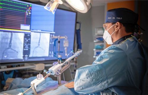 Kontrolle über den Monitor: Professor Dr. Christian Thilo sammelte viel Erfahrung mit dem Mitra-Clip-Verfahren. Fotos Romed