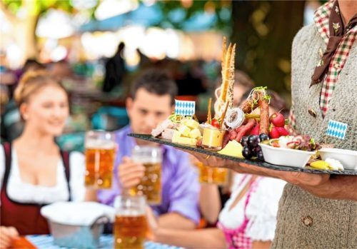 Lange vermisstes Erlebnis: das Leben in Gesellschaft anderer genießen. Der Biergartenbesuch ist mit die schönste Art, genau das zu tun. Foto istockphoto.com/kzenon