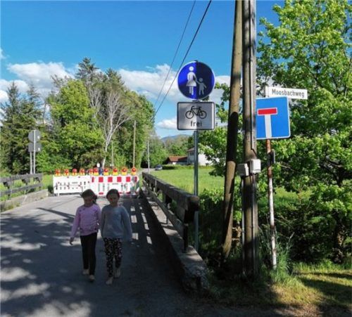 Magdalene Feuerer (links) und Maxie Deisenrieder sind vorbildlich auf der für Kraftfahrzeuge gesperrten Moosbachbrücke in Pfraundorf zu Fuß unterwegs.Foto Ruprecht