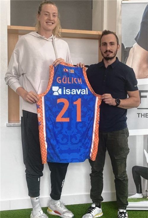 Marie Gülich und Marc Volkert von Fenics mit ihrem Trikot von Valencia BC.