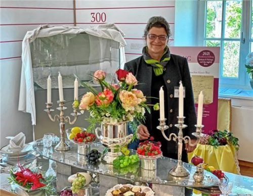 Martina Glatt vom Museums-Team vor einem fein gedeckten Tisch in der Sonderausstellung, die Einblicke in die bayerische Esskultur gibt.Foto H. Reiter
