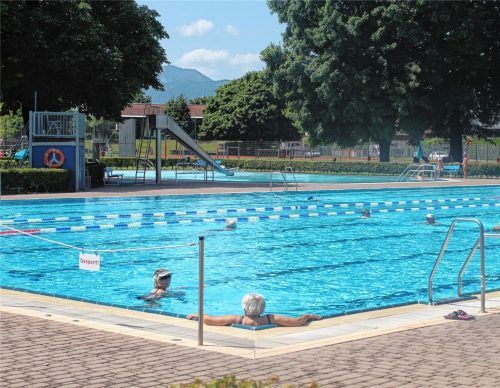 Maximal 540 Gäste dürfen unter den geltenden Corona-Beschränkungen das Schwimmbad in Kolbermoor zeitgleich besuchen. Foto Hadersbeck