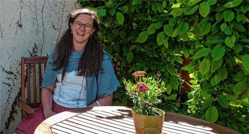 „Menschen sind ultraspannend“, sagt Pastoralassistentin Barbara Huber, die hier im Bibelgarten sitzt. Sie hat ihre Praxisausbildung bei der Kolbermoorer Stadtkirche gemacht. Im September tritt die 27-Jährige eine neue Stelle bei Garmisch an. Foto Thomae