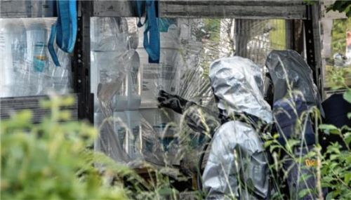 Mit Atemschutz und Chemikalienschutzanzügen untersuchten die Einsatzkräfte die Ladung des Sattelaufliegers im Gewerbepark Traunstein.Foto Lamminger