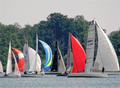Mit der 52. Chiemsee-Rund beim YC Urfahrn wurde die Chiemseemeisterschaft der Segler eröffnet.Foto Gerhard Niessen