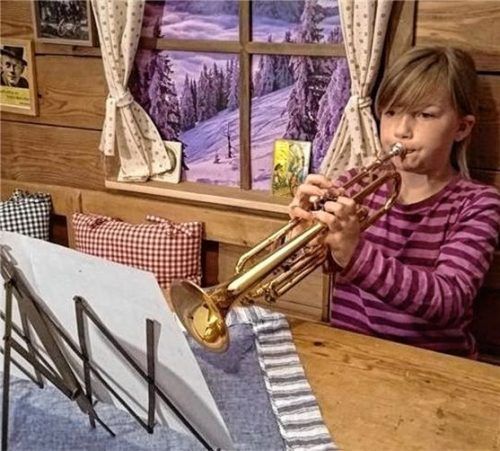 Mit Freude übt Leni Schön auf der Trompete. Foto Hoffmann