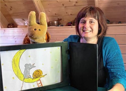 Mit Schnecke und Kamishibai, einem hölzernen Bilderschaukasten, präsentiert sie ihre Geschichten. Fotos Trautmann