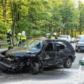 Im Gegenverkehr mit Lkw kollidiert
