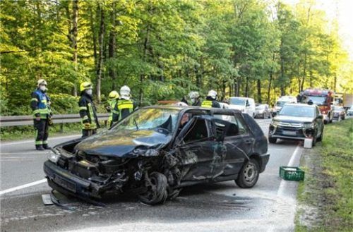 Mit schweren Verletzungen musste der 30-jährige Fahrer dieses Autos vom Rettungsdienst ins Krankenhaus gebracht werden. Foto Lamminger