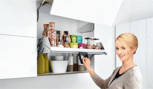 Mithilfe dieses innovativen Auszugsystems wird die obere Regalebene in einer sanften Bewegung nach unten und vor den Schrankkorpus befördert. So ist der Schrankinhalt bequem zugänglich.Foto  AMK