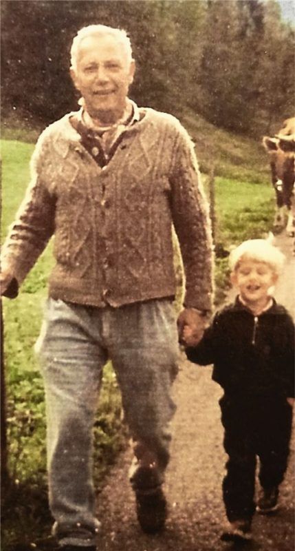 Mitte der 90er-Jahre auf der Alm: Siegfried Weber mit Enkel Anian. Als Rentner war er sechs Jahre lang auf der Alm im Brünnsteingebiet. Fotos re