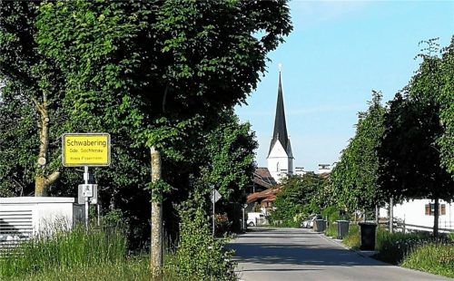 Mitten in Schwabering soll ein Bauernhof mittels Umnutzungsanträgen zu einem kleinen Gewerbegebiet entwickelt werden. Foto Hampel