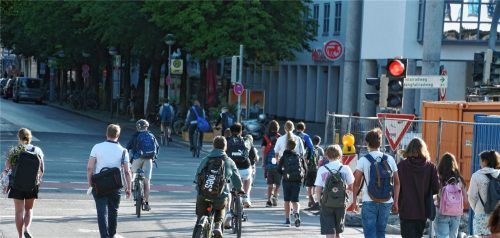 Morgendliches „Schauspiel“: Schüler, aber auch andere Passanten, queren die Luitpoldstraße an einer Stelle, die für Fußgänger eigentlich gesperrt ist. Foto  Schlecker