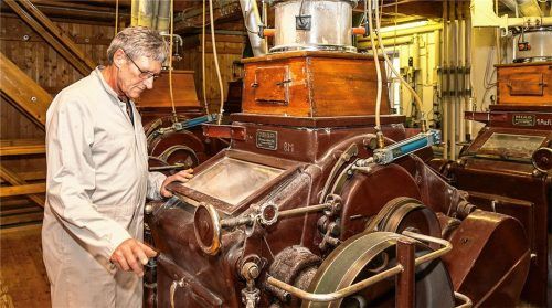 Müllermeister Hans Gfaller von der Kunstmühle Haslach in Traunstein, hier vor einem seiner sieben Walzenstühle, die das Korn über 17 Vermahlungsdurchgänge hinweg zerkleinern, sieht die Spekulation mit Getreide an großen Warenterminbörsen durch internationale Investorengruppen kritisch. Fotos Effner, re