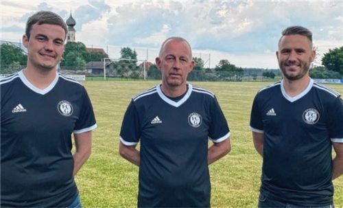 Neu beim FC Grünthal: Die Abteilungsleitung mit Pirmin Hornig (links) und Markus Wetterstetter (rechts) präsentieren den neuen Coach Christian Fleißner.Foto FC Grünthal