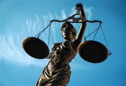 Neun verschiedene Straftatbestände warf die Staatsanwaltschaft einem 43-jährigen in Deutschland geborenen Kosovaren vor. Nach der Haftstrafe wird der Mann wohl erneut abgeschoben. Foto dpa