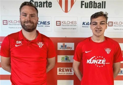 Neuzugang Maurice Koller (rechts) wird vom Bruckmühler Teammanager Stephan Keller präsentiert.Foto SV Bruckmühl