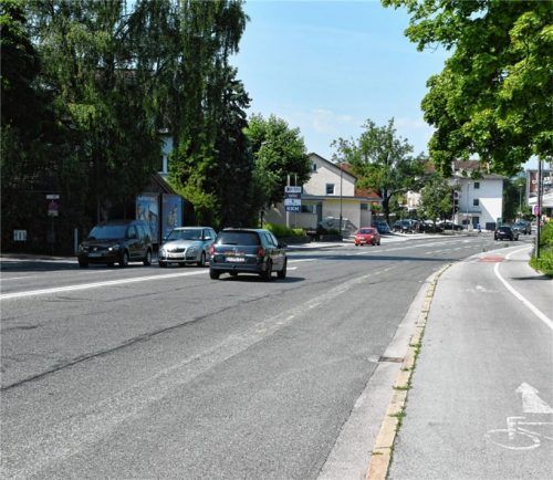 Nur beim genauen Hinschauen erkennt man noch, wo einst die gelben Linien verliefen, die den Pop-up-Radweg markiert haben, gewesen sind. Foto Schlecker