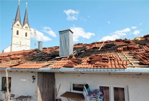 Nur wenige Meter von der Basilika entfernt: Das von mehreren Parteien bewohnte Haus in Tuntenhausen, das Sonntagmorgen durch einen Brand verwüstet wurde. Foto Hadersbeck