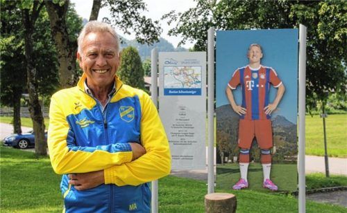 Oberaudorfs Fußballinstitution Alois Holzmaier am neu eingeweihten Sportlerweg, an dem auch Basti Schweinsteiger verewigt ist. Foto Schmidt