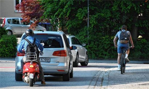 Parkenden und fahrenden Autos weichen Radfahrer oft auf den Gehweg aus, wie hier in der Wasserburger Straße,bevor der Radweg am Schloßberg erreicht ist.Foto Schlecker
