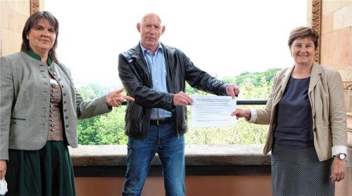 Persönlich überreicht: Uli Kottmann (Mitte) vom Aktionsbündnis „Rettet den Heuberg“ übergab die postalisch schon vorliegende Petition an die Grünen-Landtagsabgeordneten Claudia Köhler (links) und Rosi Steinberger. Foto re