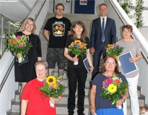 Personalratsvorsitzender Thomas Hundhammer und Bürgermeister Robert Pötzsch (hinten, von links) bedankten sich bei Rosalyn Sabo, Klara Kling und Lydia Jurk (Mitte, von links) sowie Regina Steinmüller und Ute Vetter (vorne, von links).Foto re
