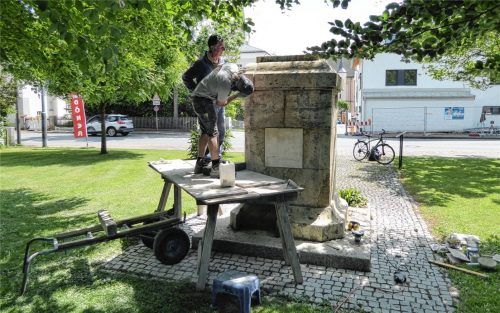 Peter Franke (hinten) und sein Schwiegersohn Johannes Mayerhofer-Franke arbeiten an dem Sockel, auf dem die Statue wieder stehen soll.
