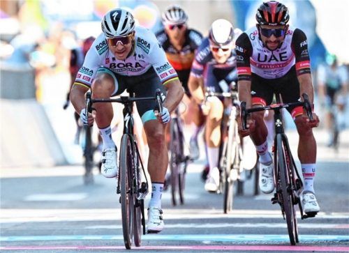 Peter Sagan (links) möchte in den Zielsprints wieder die Nase vorne haben. Er könnte eine neue Bestmarke im Kampf ums Grüne Trikot aufstellen.Foto DPA/Massimo Paolone