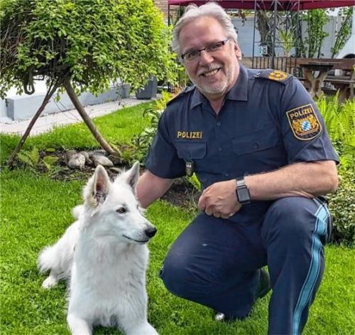 Polizeipräsident Robert Kopp mit seiner weißen Schäferhündin Nala.Foto Polizei