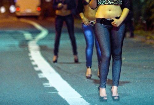 Prostituierte warten auf einem Straßenstrich auf Freier, denen sie ihre Dienste anbieten können. Vor dem Landgericht in Traunstein musste sich jetzt eine 34-jährige Nigerianerin verantworten, weil sie eine Landsfrau (19) zur Prostitution zwingen wollte. Foto dpa