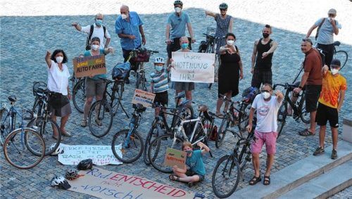 „Radentscheid nicht Radvorschlag“: 25 Teilnehmer haben sich vor dem Rathaus versammelt, um sich für sichere Radwege stark zu machen. Foto Schlecker