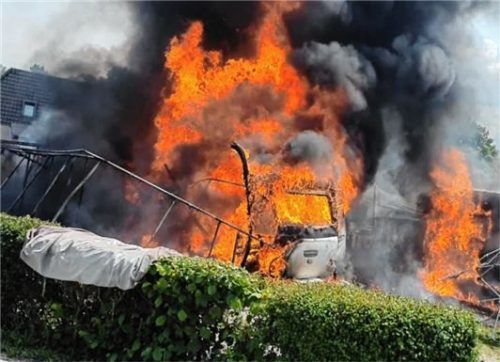 Rasch griffen die Flammen von einem Wohnwagen auf den nächsten über.