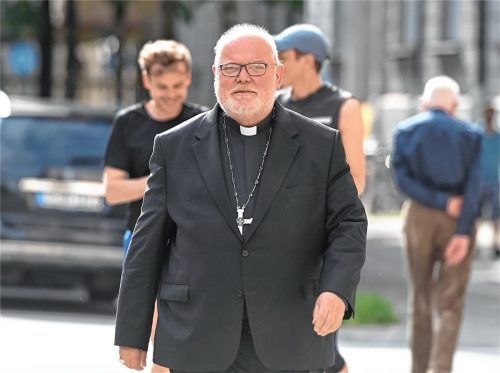 Reinhard Kardinal Marx auf dem Weg zu einem Gottesdienst im Ausbildungszentrum für Pastoralreferenten. Papst Franziskus hat den Rücktritt des Erzbischofs von München und Freising abgelehnt.Foto dpa