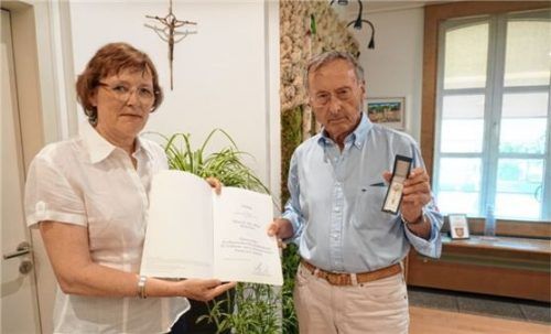 Rosenheims Dritte Bürgermeisterin Gabriele Leicht überreicht Dr. Max Miller das Ehrenzeichen des Bayerischen Ministerpräsidenten für seine Verdienste im Ehrenamt. Foto Stadt Rosenheim