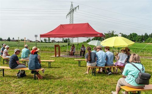 Rund 180 Menschen fanden sich zu einem Feldgottesdienst in Stephanskirchen ein. Foto Thomae