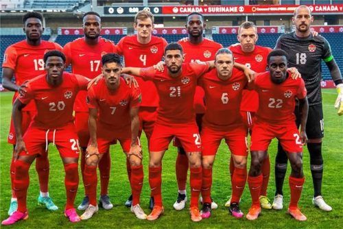 Scott Kennedy (Nummer 4) ist jetzt Nationalspieler Kanadas. Der 24-jährige Innenverteidiger wechselte 2015 nach Deutschland und spielte damals beim Landesligisten SB Chiemgau Traunstein.