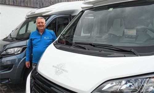 Sein Fuhrpark ist ausgebucht: Peter Reiser, Geschäftsführer der Bayerischen Wohnmobile GmbH mit Sitz in Weng bei Griesstätt.Foto Weithofer