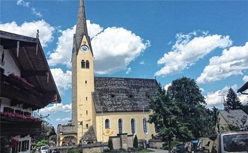 Seit Jahren ist das Dach der Pfarrkirche Mariä Himmelfahrt sanierungsbedürftig. Im Sommer 2022 beginnen die Reparaturarbeiten.